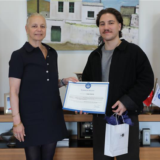 Squash Şampiyonası’nda Türkiye Üçüncüsü Olan Öğrencimiz Çağan Düzcü Rektörümüzü Ziyaret Etti